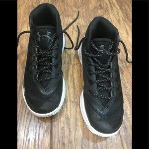 Curry 3’s black size 4Y